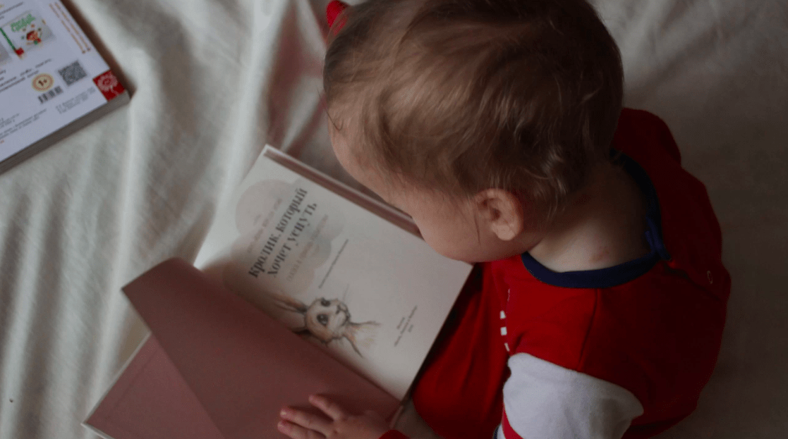 Niño leyendo un libro para ejercitar la memoria
